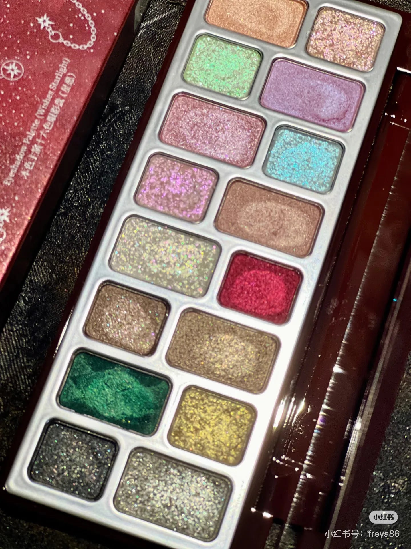 Cheeryep Qianyan – Starlight Wishes Christmas Eyeshadow Palette (16 colori)